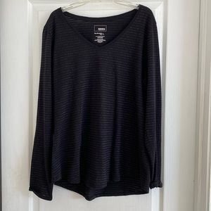 Sonoma The Everyday Tee. V-Neck Long Sleeve. Black with light gold strip L